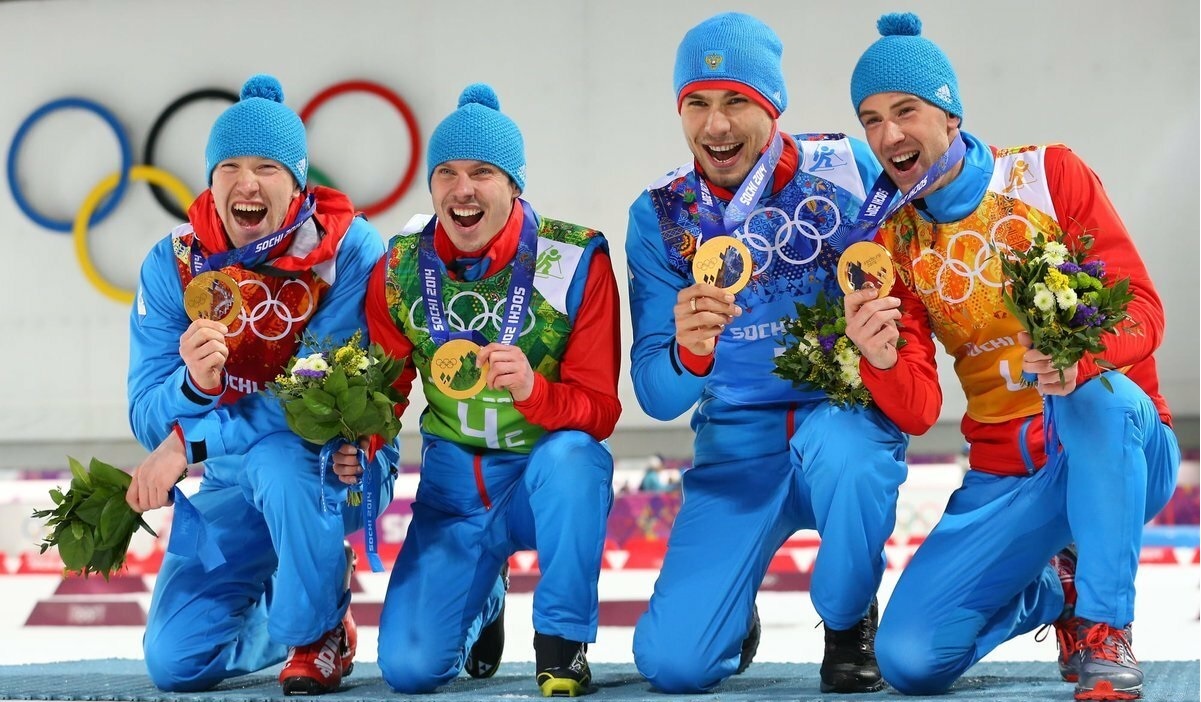 Зимние олимпийские игры призеры. Спортсмены на пьедестале. Олимпийск чемпионы на пьедестале. Чемпион на пьедестале.