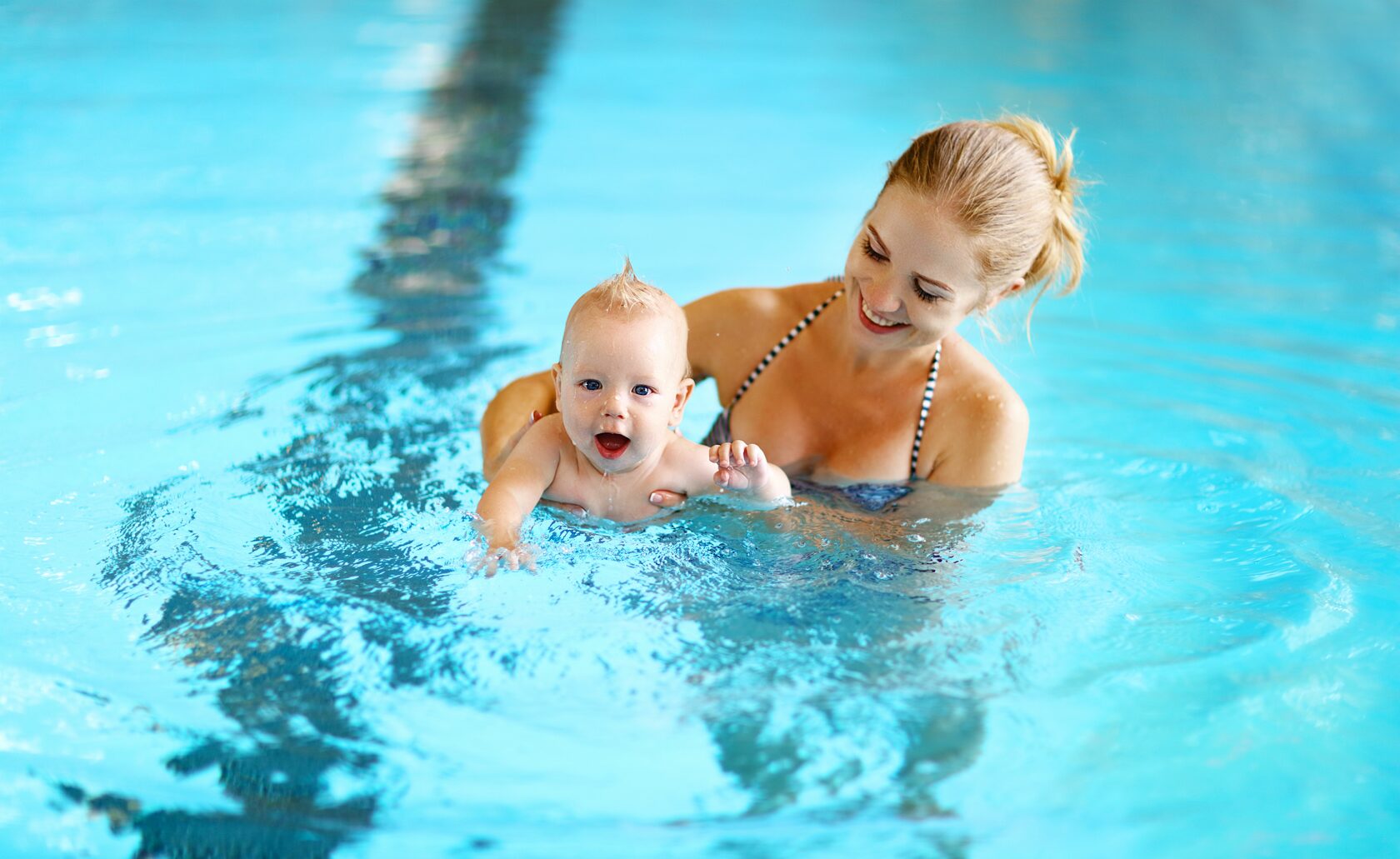 Мама друг бассейн. Грудничковое плавание. Бассейн для малышей. Мама и малыш в бассейне. Дети в бассейне.