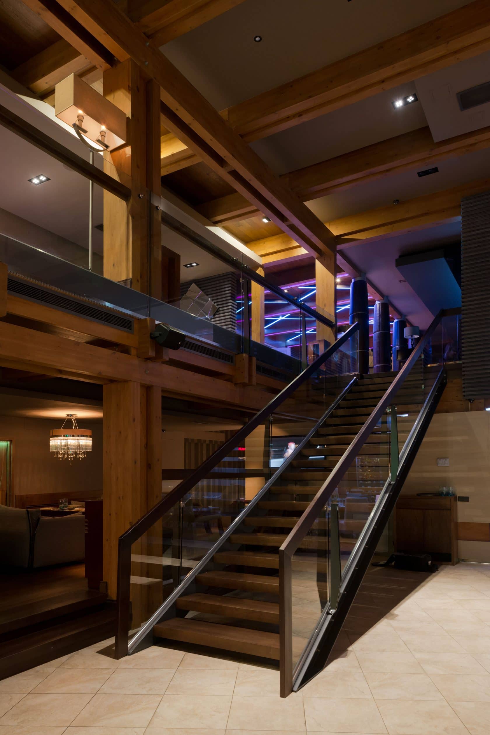Кафе второй этаж. Антресольный этаж в стиле лофт. Лестница лофт в антресольный этаж. Лестница на антресольный этаж в стиле лофт. Лестница в ресторане.