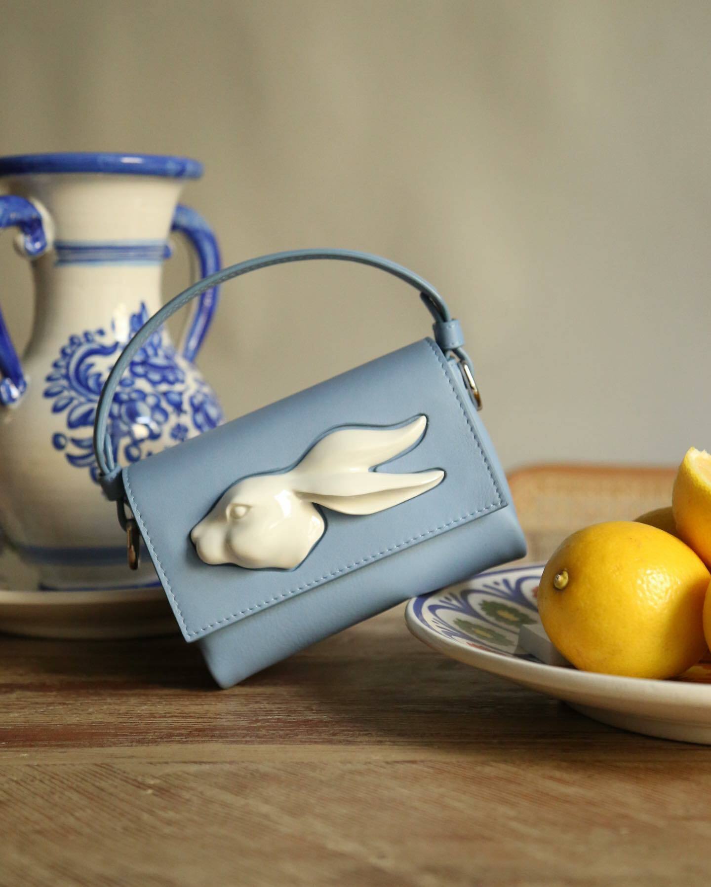 голубая сумка с белым кроликом