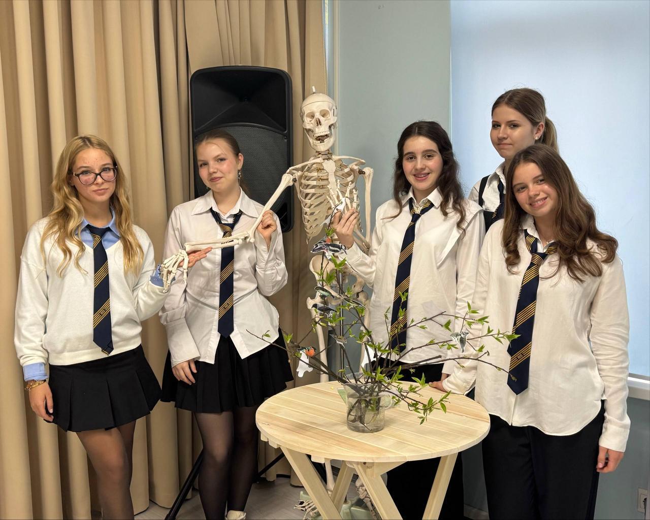ученики Russian International School на уроке биологии