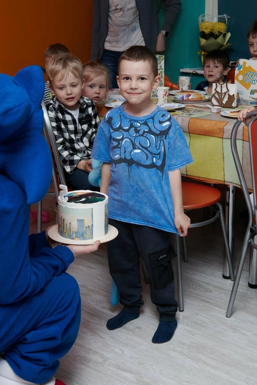 Именинник с тортом