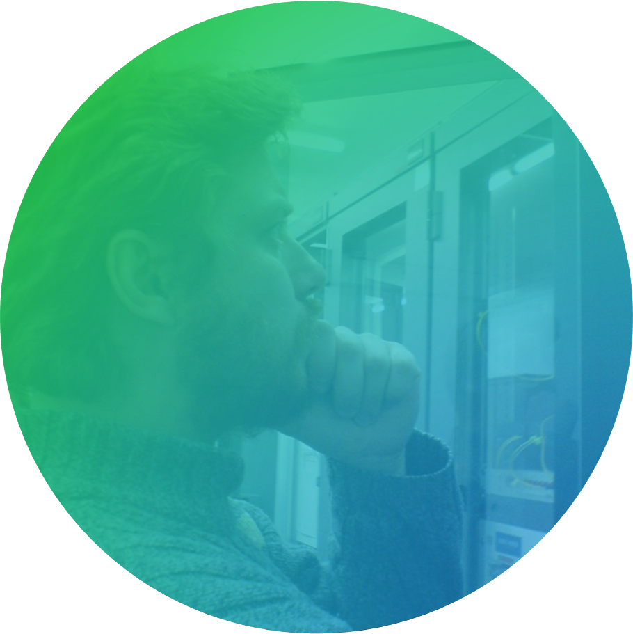 сотрудник PowerGuide.Optica на монтаже системы FiberTest