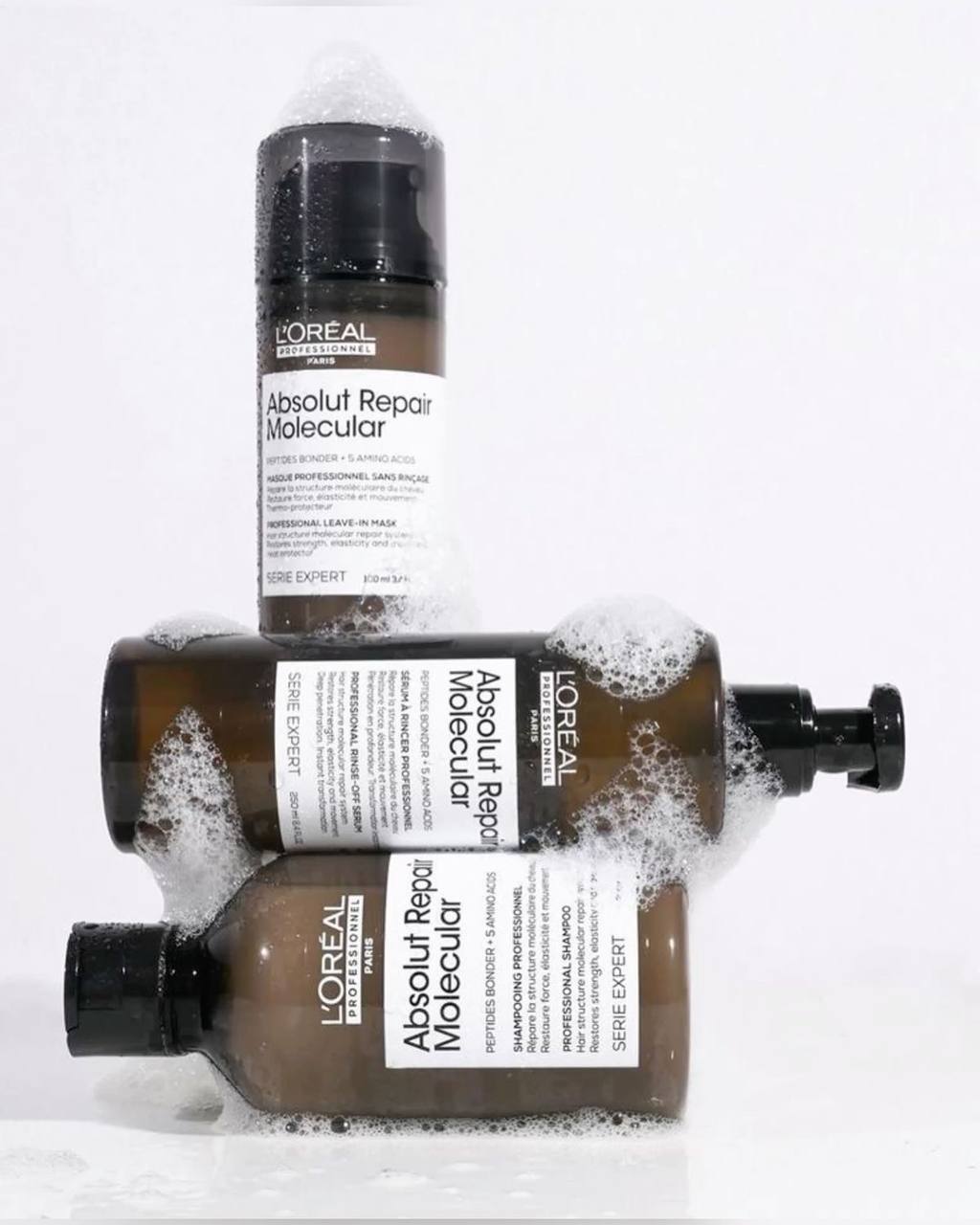 черная расческа на белой простыни