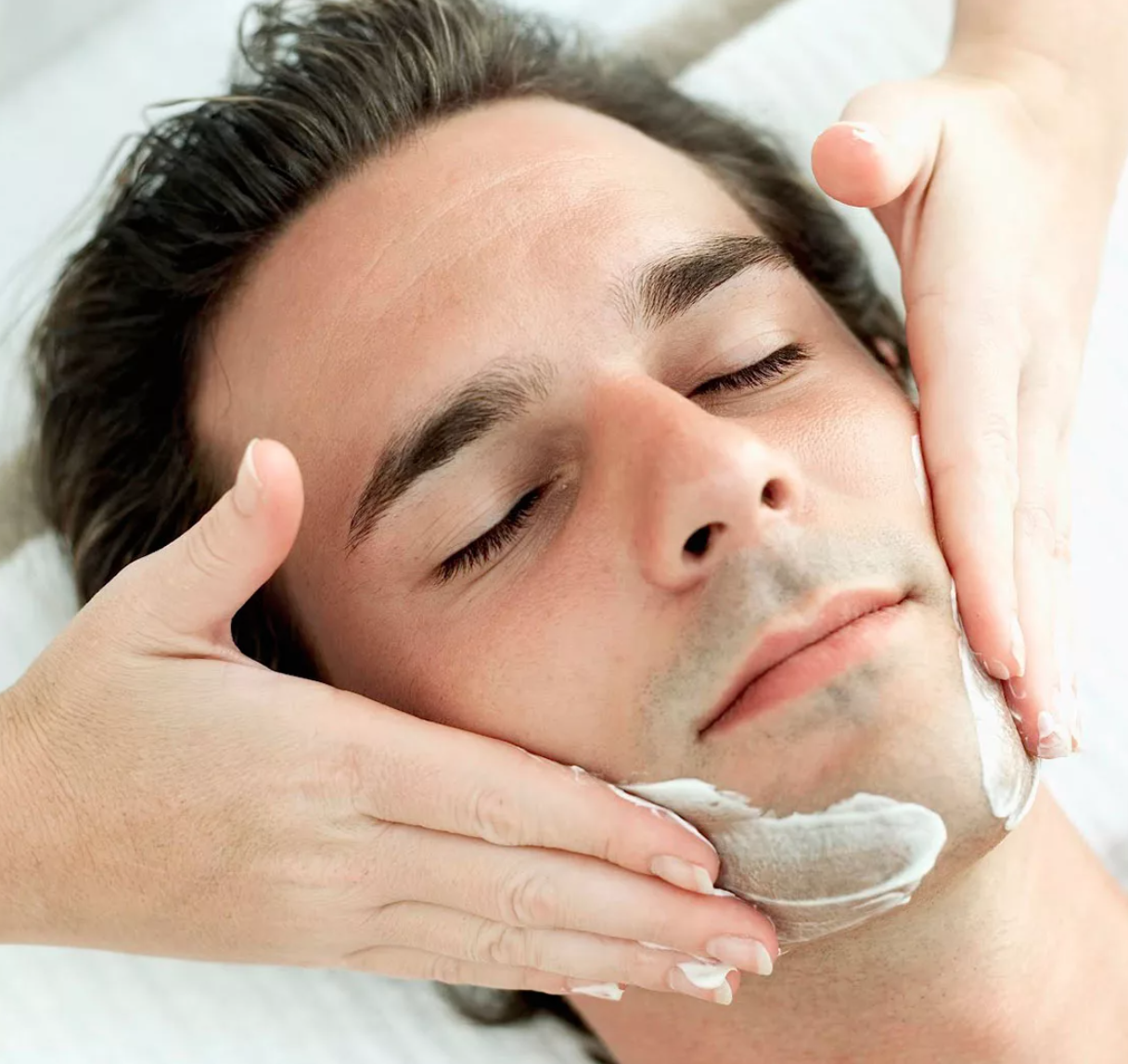 Чистка лица у мужчин в салоне. Пилинг для мужчин. Мужские процедуры у косметолога. Мужчина вытирает рот девушке. Мужское лицо.