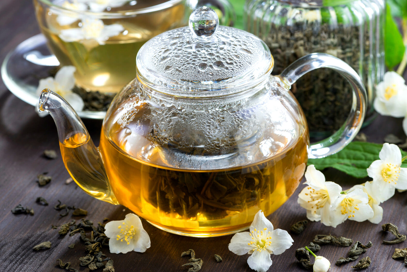 Чай в чайнике. Зеленый чай с жасмином. Зеленый чай Жасмин цветок. Чай жасминовый чай. Травяной чай с жасмином.