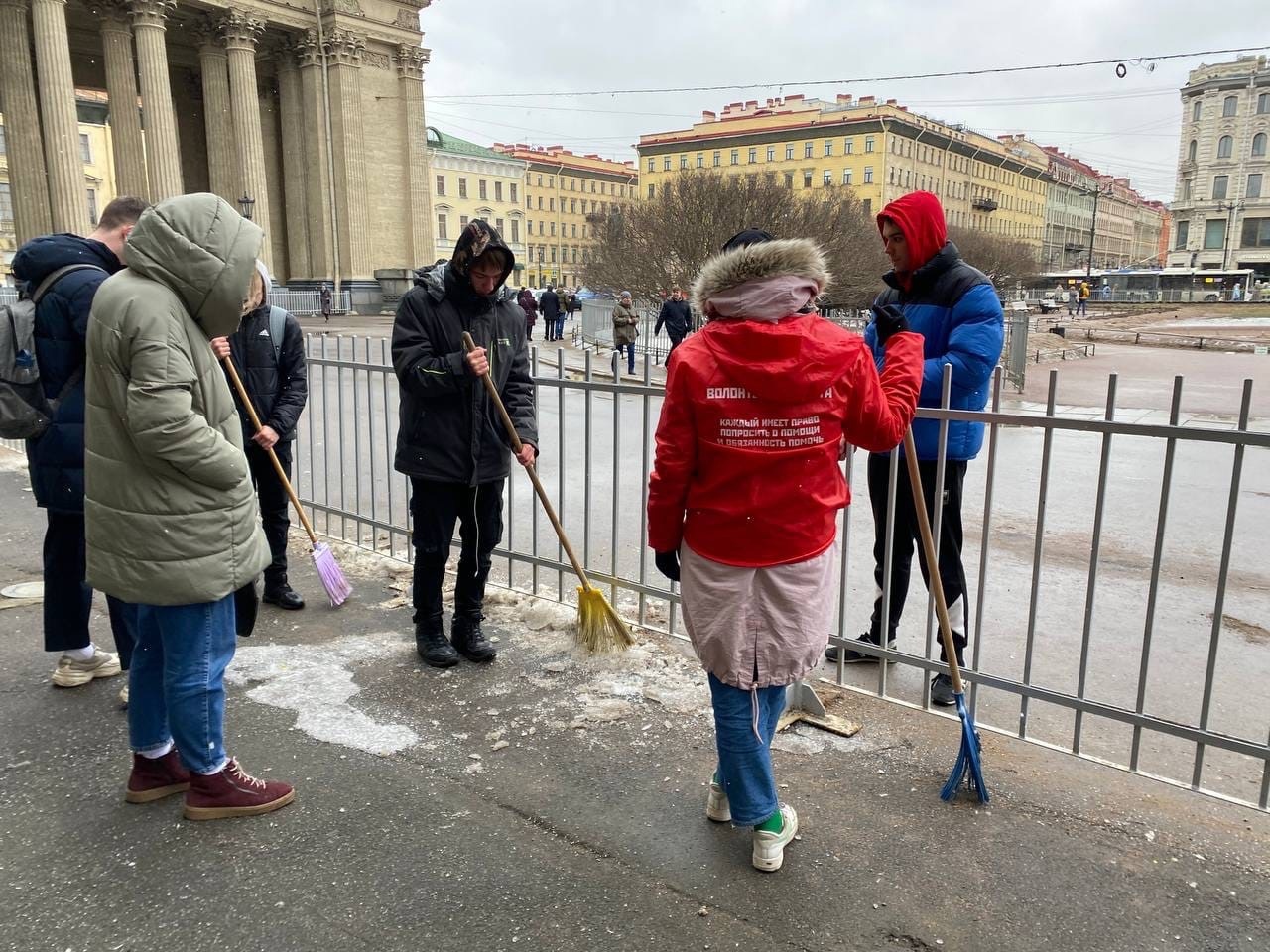 Новости общества петербург. Субботник в Питере. Волонтерская рота Санкт Петербург. Волонтеры чистят лед. Храм на улице добровольцев в СПБ.