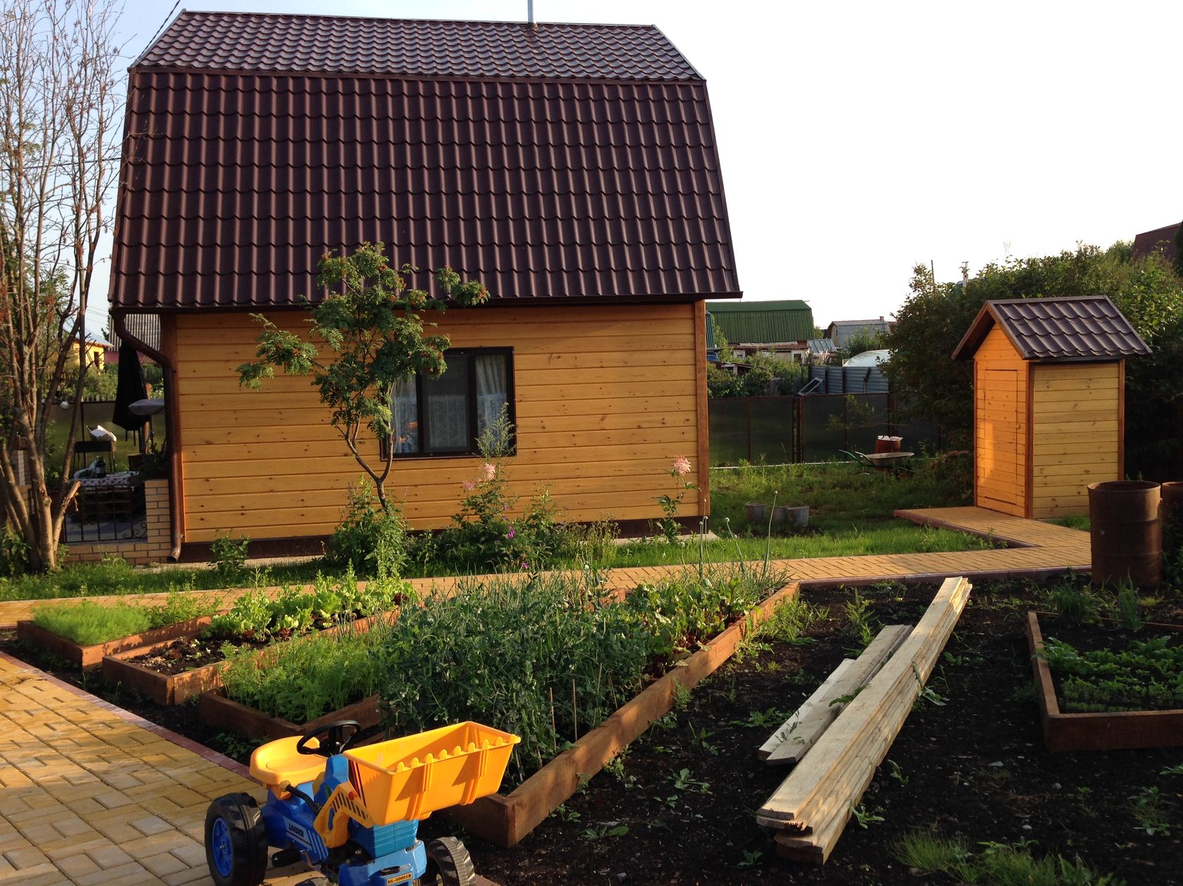 Маленький дачный домик с террасой. Дача в подмосковье. Что после дача 3. Дачный участок. Материал для отделки веранды.
