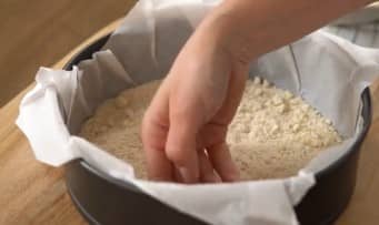 Приготовление насыпного пирога с творогом и яблоками в духовке: шаг 7