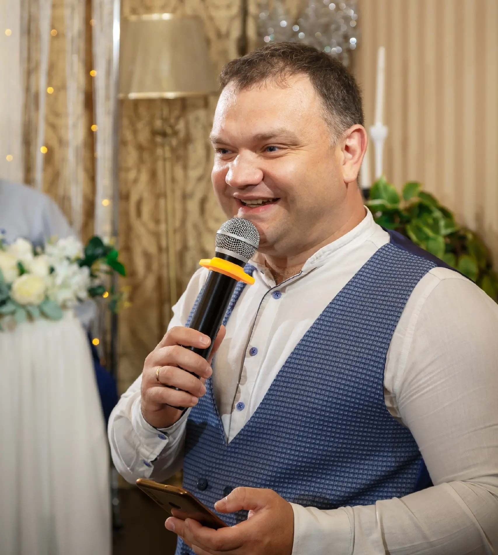 Поющий ведущий Денис Донцовский