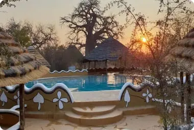 Бассейн для отдыхающих в лодже среди рощи древних баобабов в туре по Ботсване, Замбии, Занзибаре