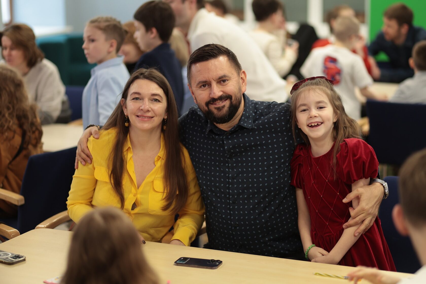 Семья на школьном мероприятии
