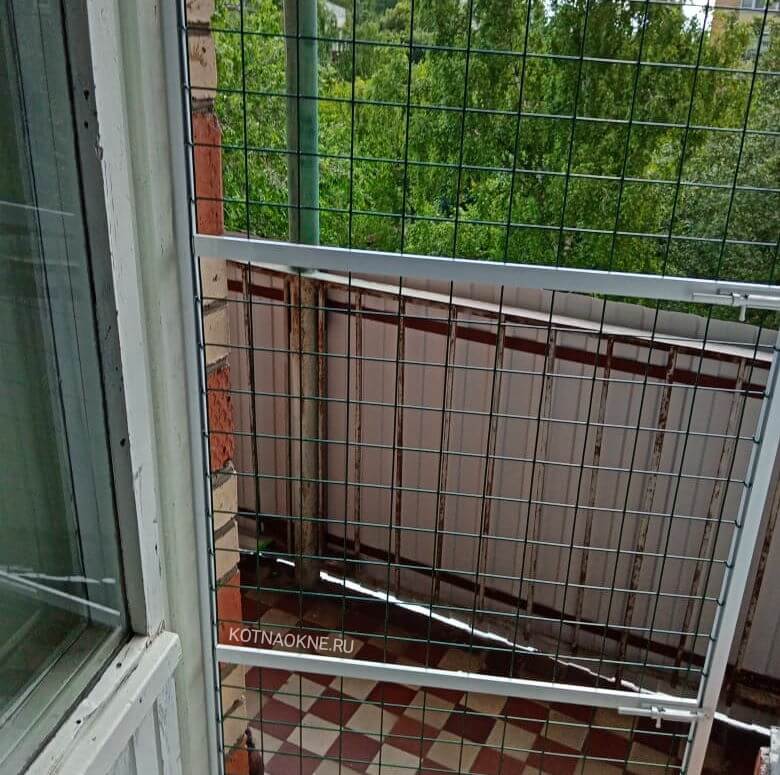 Антикошка на балконную дверь. Дверь антикошка на балкон. Забор антикошка. Антикошка на балкон с раздвижными окнами.