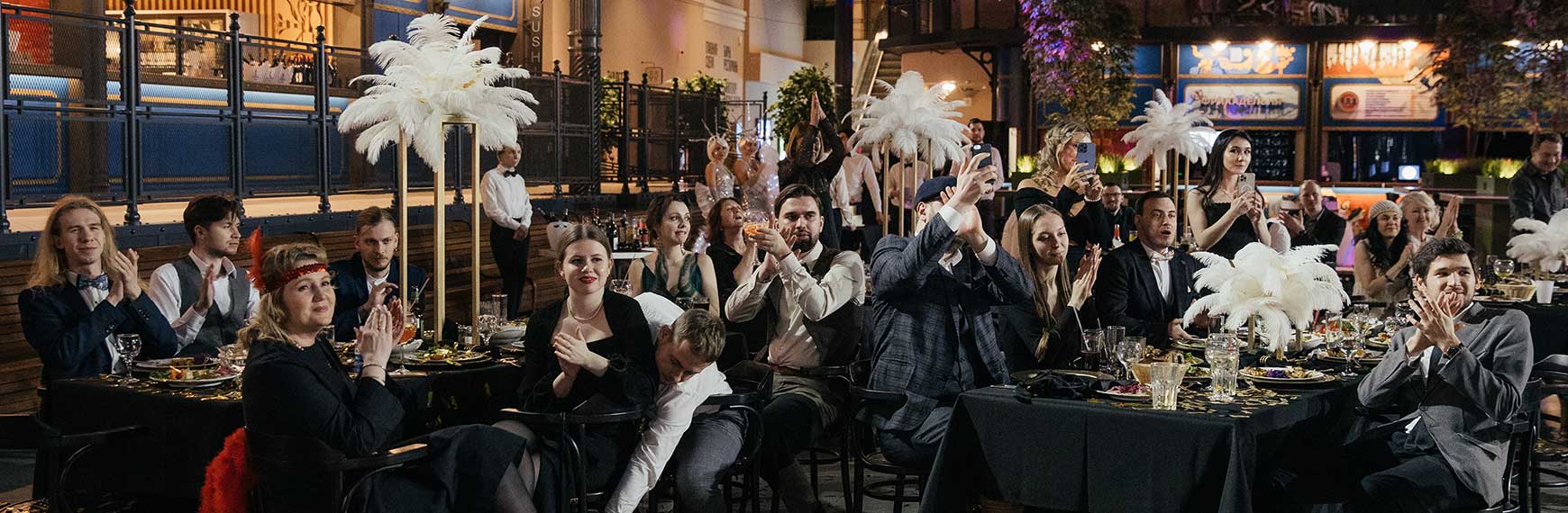 гости на новогоднем банкете