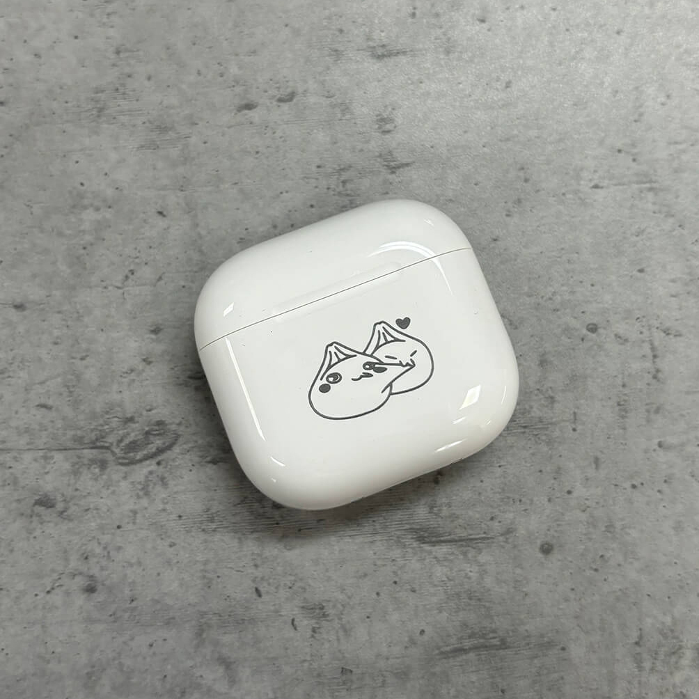 Кейс AirPods с гравировкой — фотография с сайта Gravme