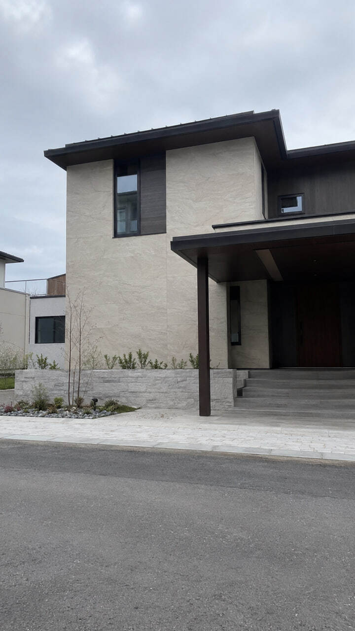 Cum o casă înaltă să o faci vizual  mai proporțională cu placa flexibila
