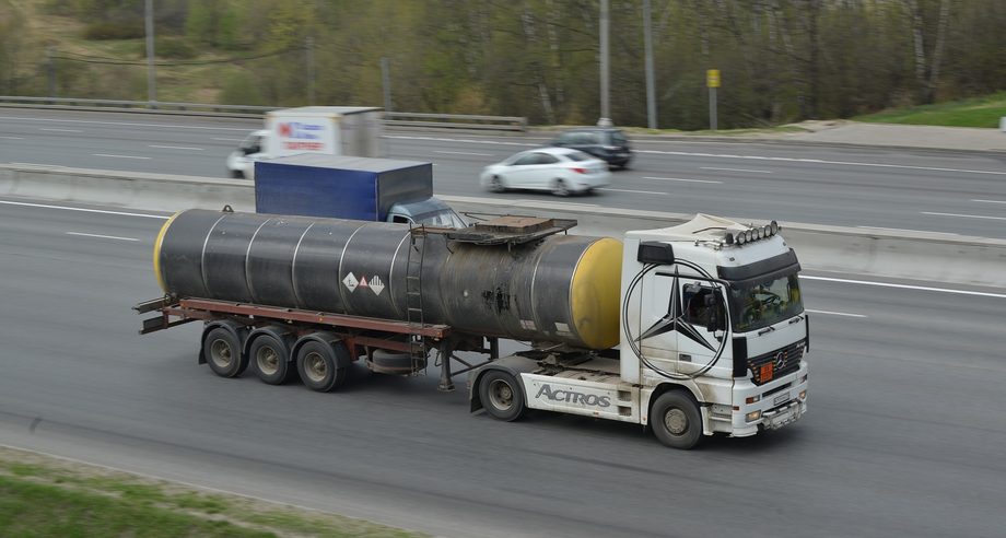 По оценкам экспертов, свою работу уже приостановили 20% перевозчиков опасных грузов (фото: ГиД / Денис Хуторецкий)