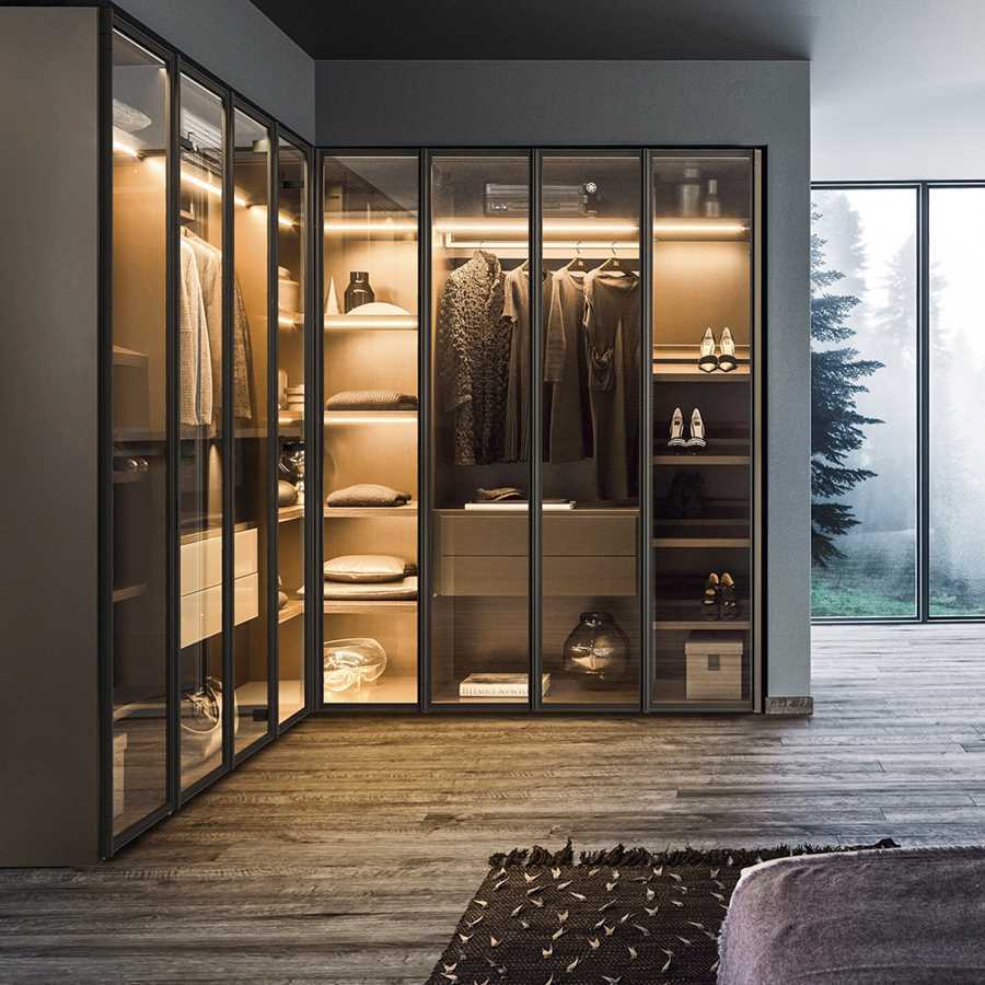 Встроенные и отдельно стоящие шкафы со стеклянными фасадами и фасадами из МДФ — стильный атрибут любой квартиры.