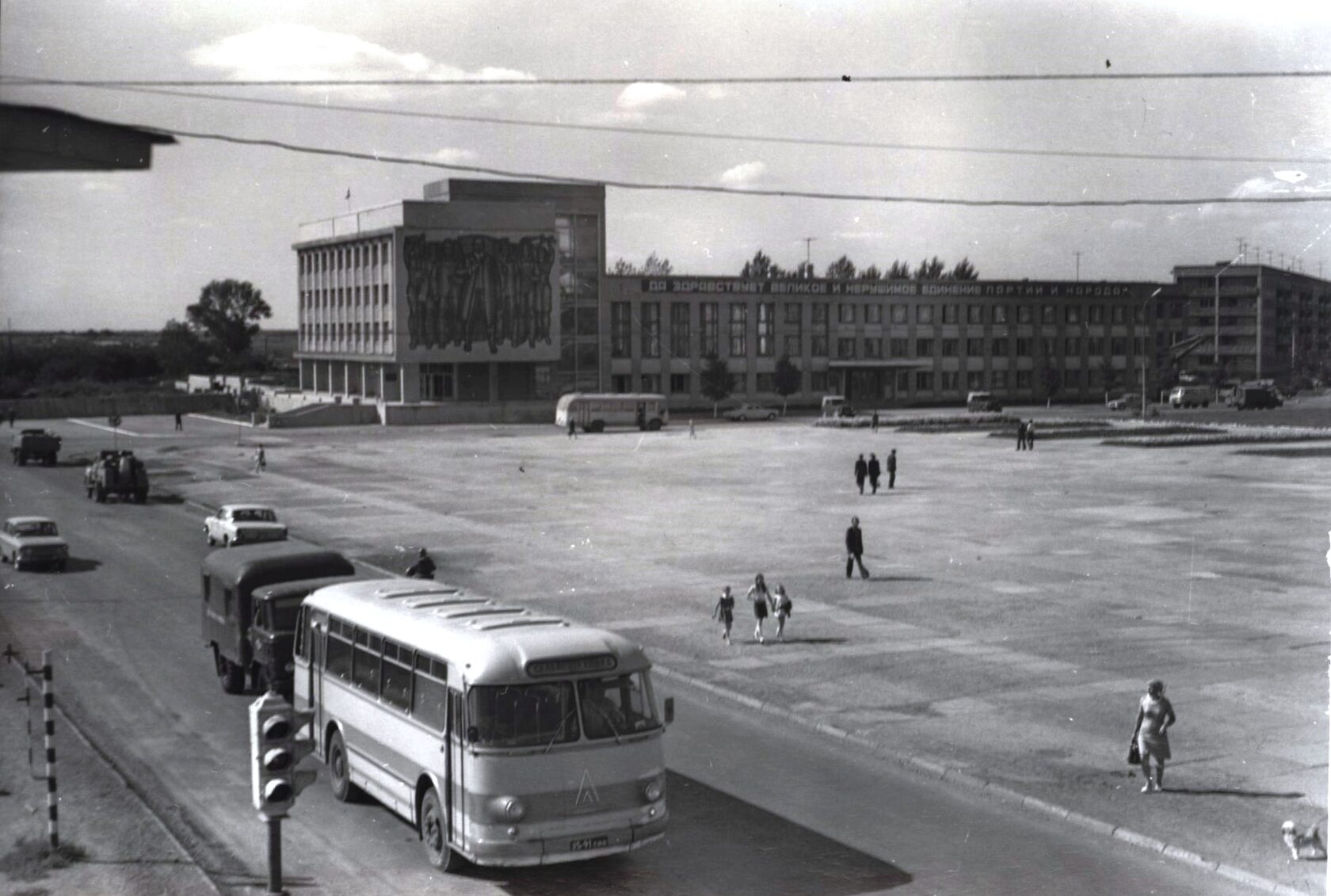 Центральная площадь города перед зданием Горисполкома и ГК КПСС. 1970 г.