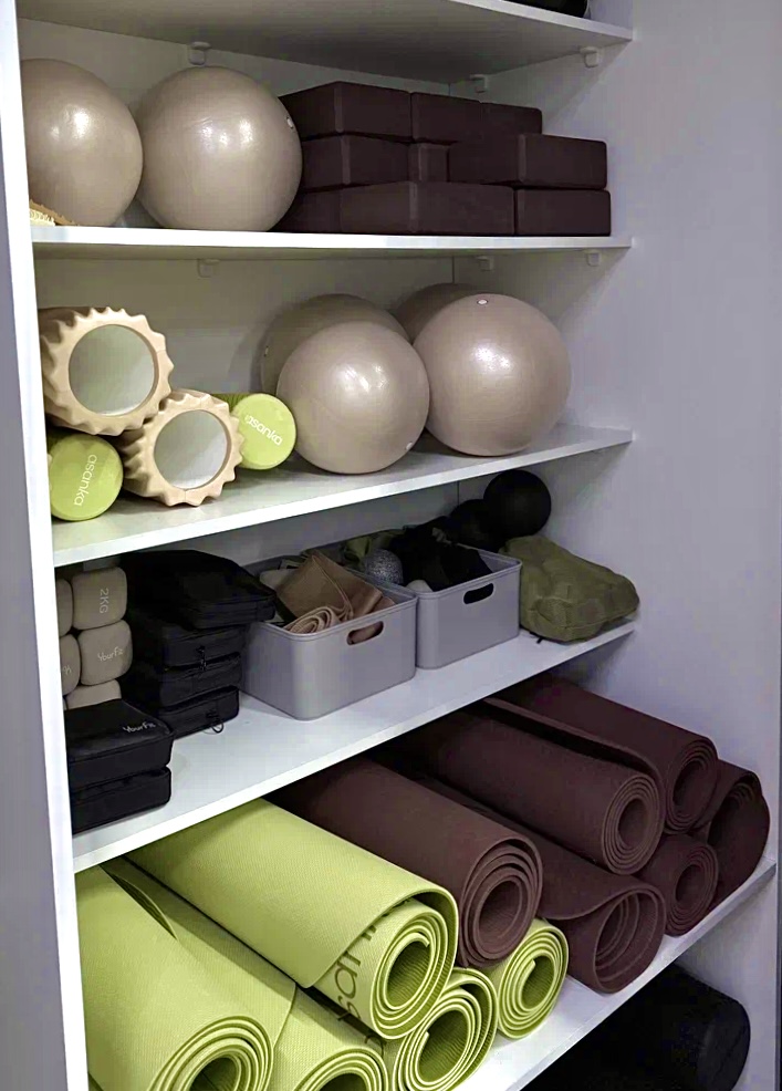 Занятия в мини-группах до 4-х человек в студии пилатеса. Комфортная атмосфера, внимание тренера к каждому участнику и эффективная проработка всех мышц.