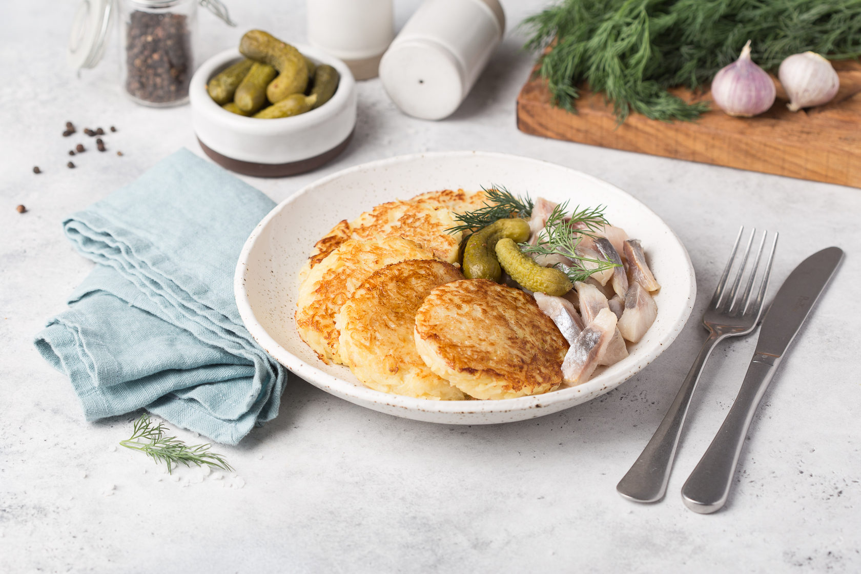 Драники с селедкой и корнишонами – рецепт приготовления с фото | Elementaree