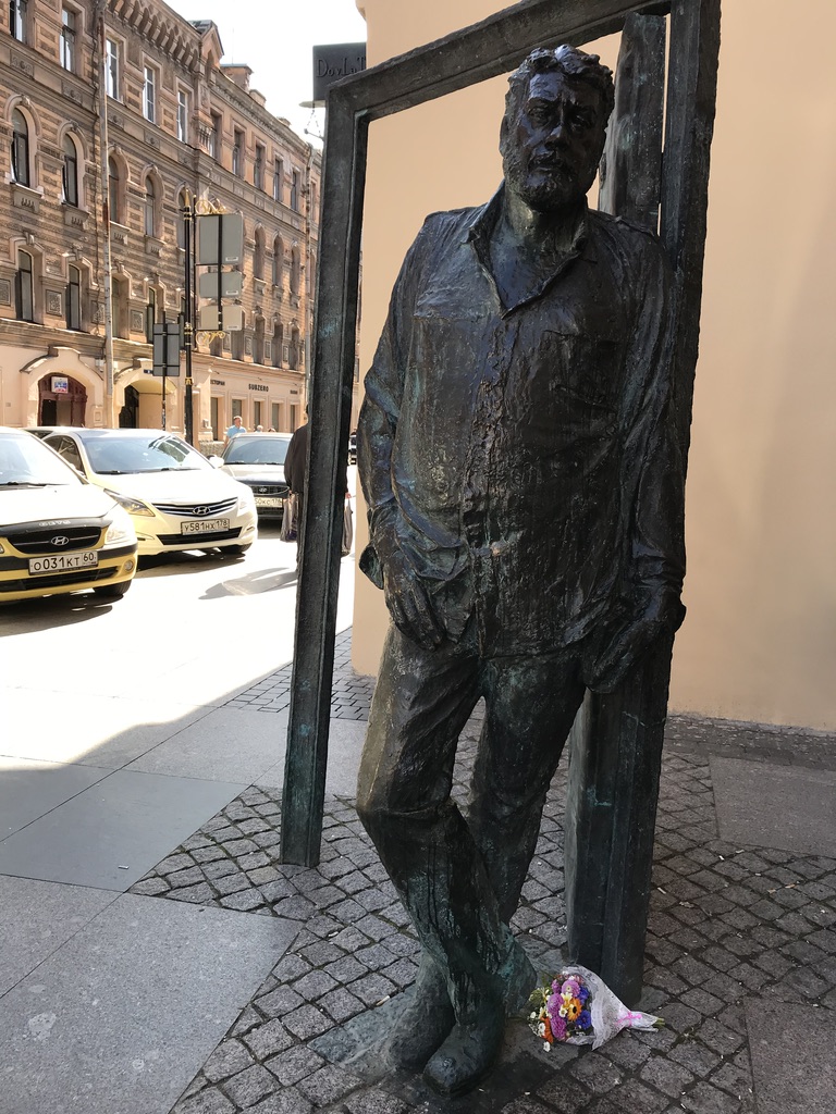 Памятник Довлатову, Россия, Санкт-Петербург, Центральный р-н, Рубинштейна ул., 23