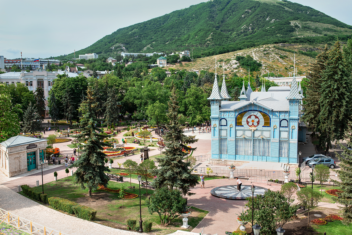 Город пятигорск парк. Пятигорский цветник Пятигорск. Парк цветник Пятигорск. Курортный парк Пятигорска. Парк в Пятигорске цветник Пятигорске.