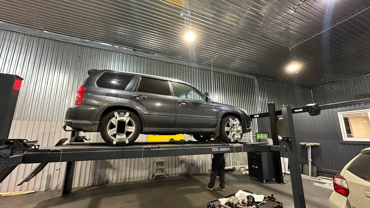 Subaru Forester на подъёмнике для развал-схождения