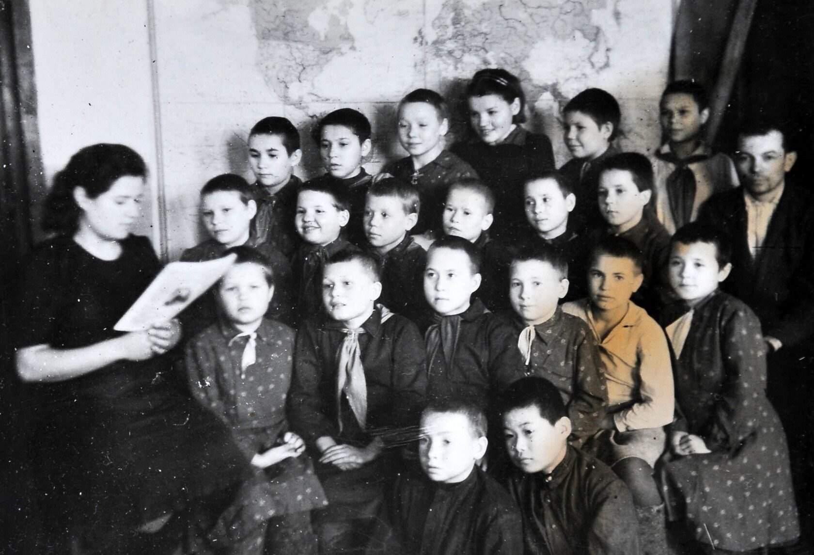 Лучшая воспитательница Бродовского детского дома т. Шешукова с воспитанниками. [1943 г.] 