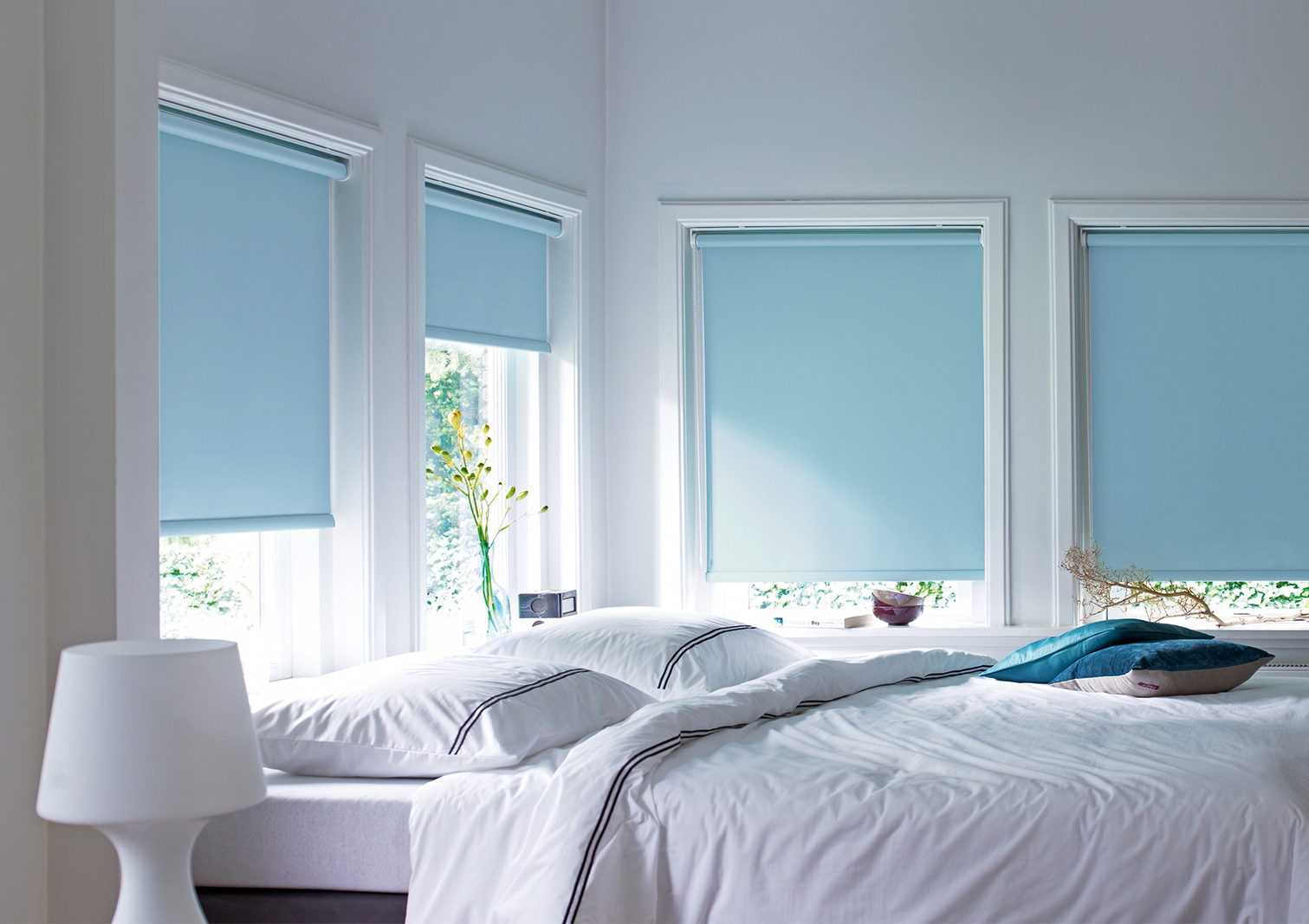 рулонные шторы в спальню в современном стиле