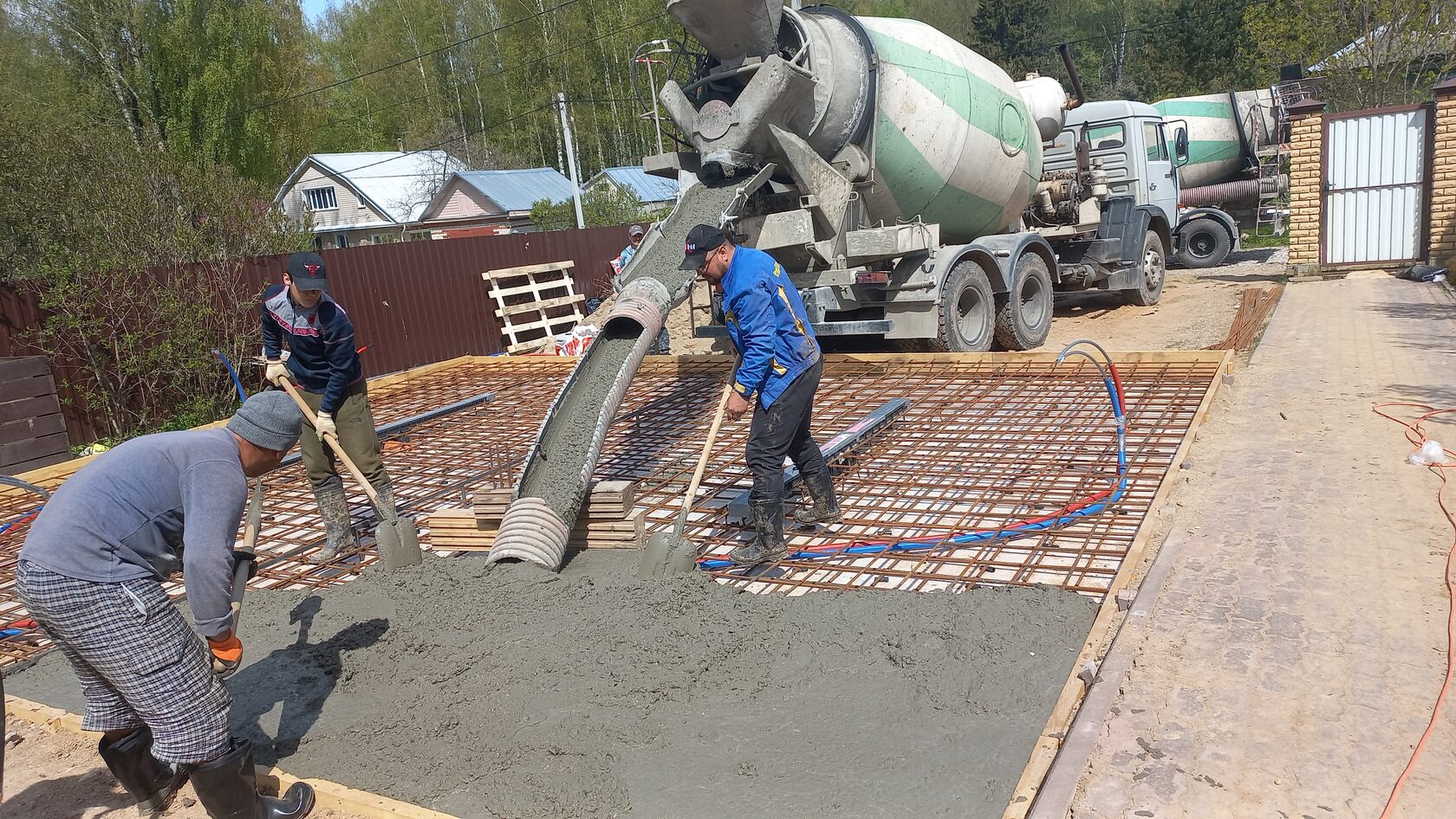 Процесс заливки бетонной плиты