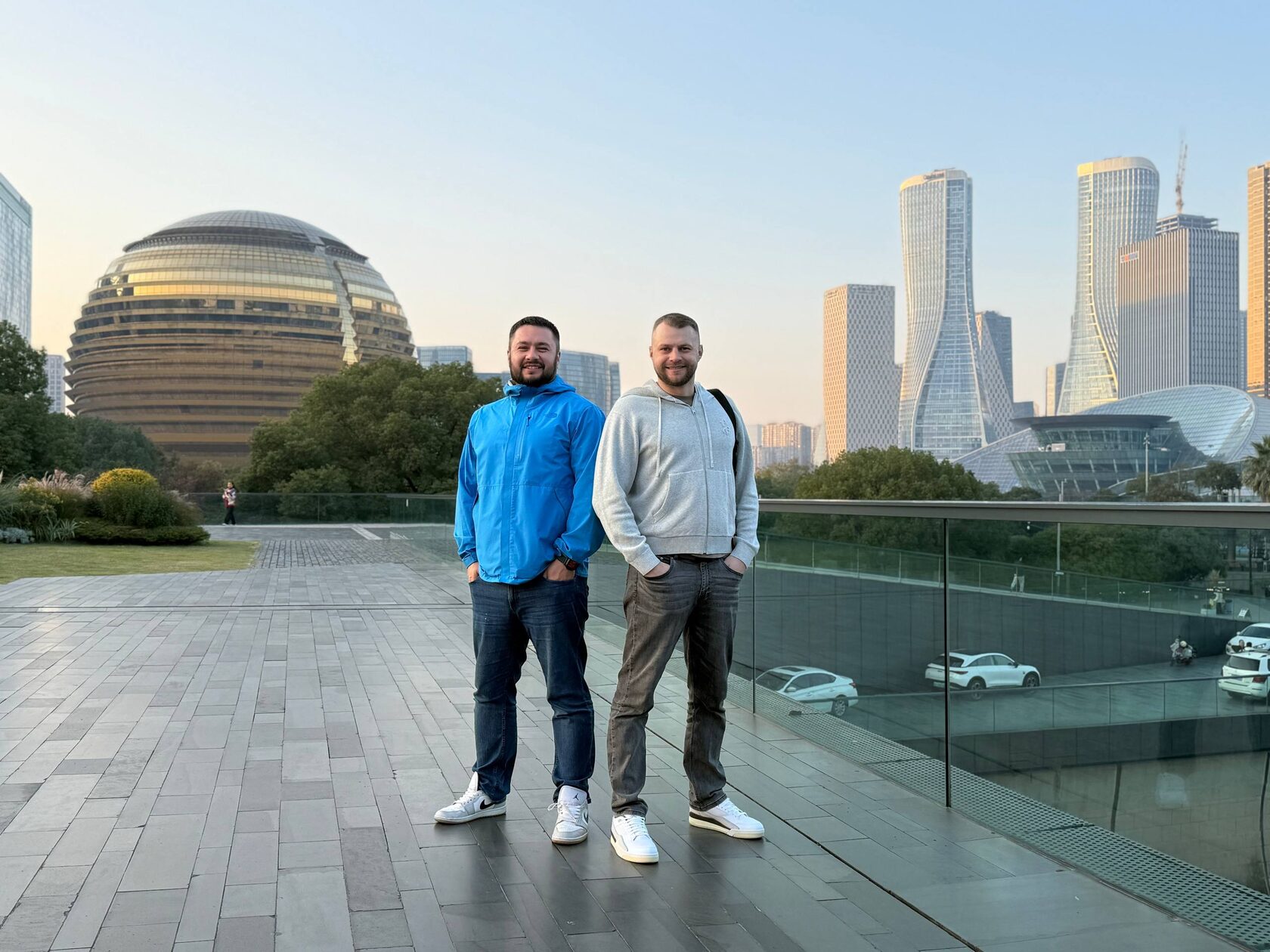 Переводчики - Парень и девушка в деловых костюмах, улыбаются,