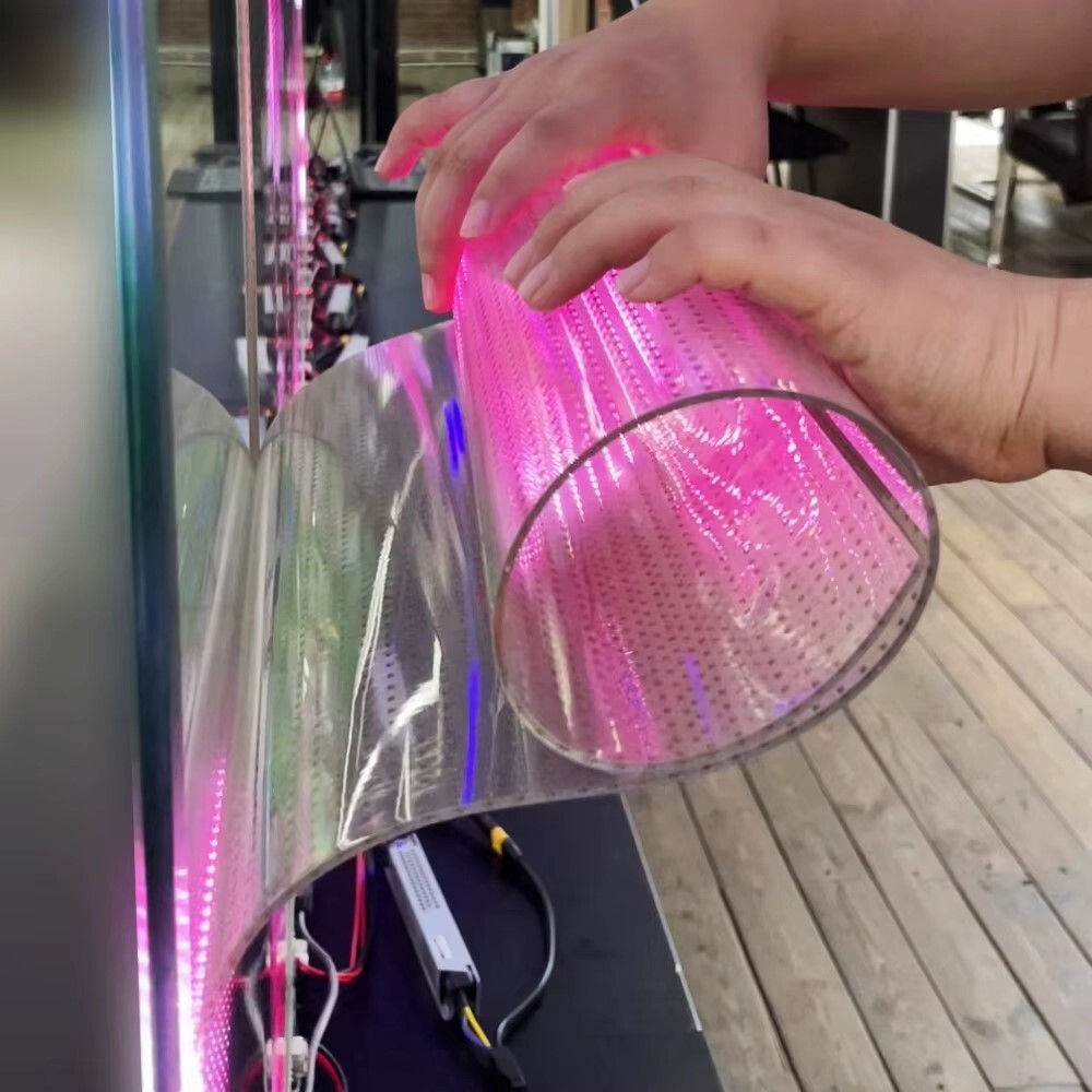 Тонкий светодиодный экран, установленный на внутреннюю поверхность стекла