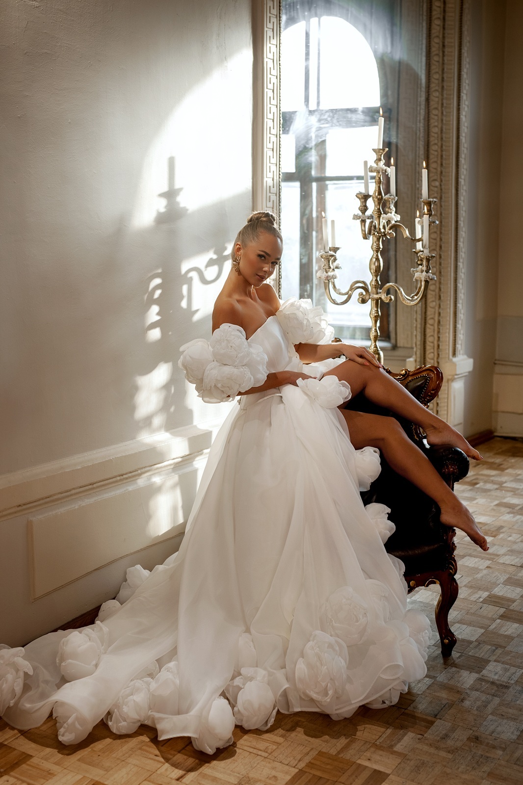 Свадебное платье с объемными цветами Батайск