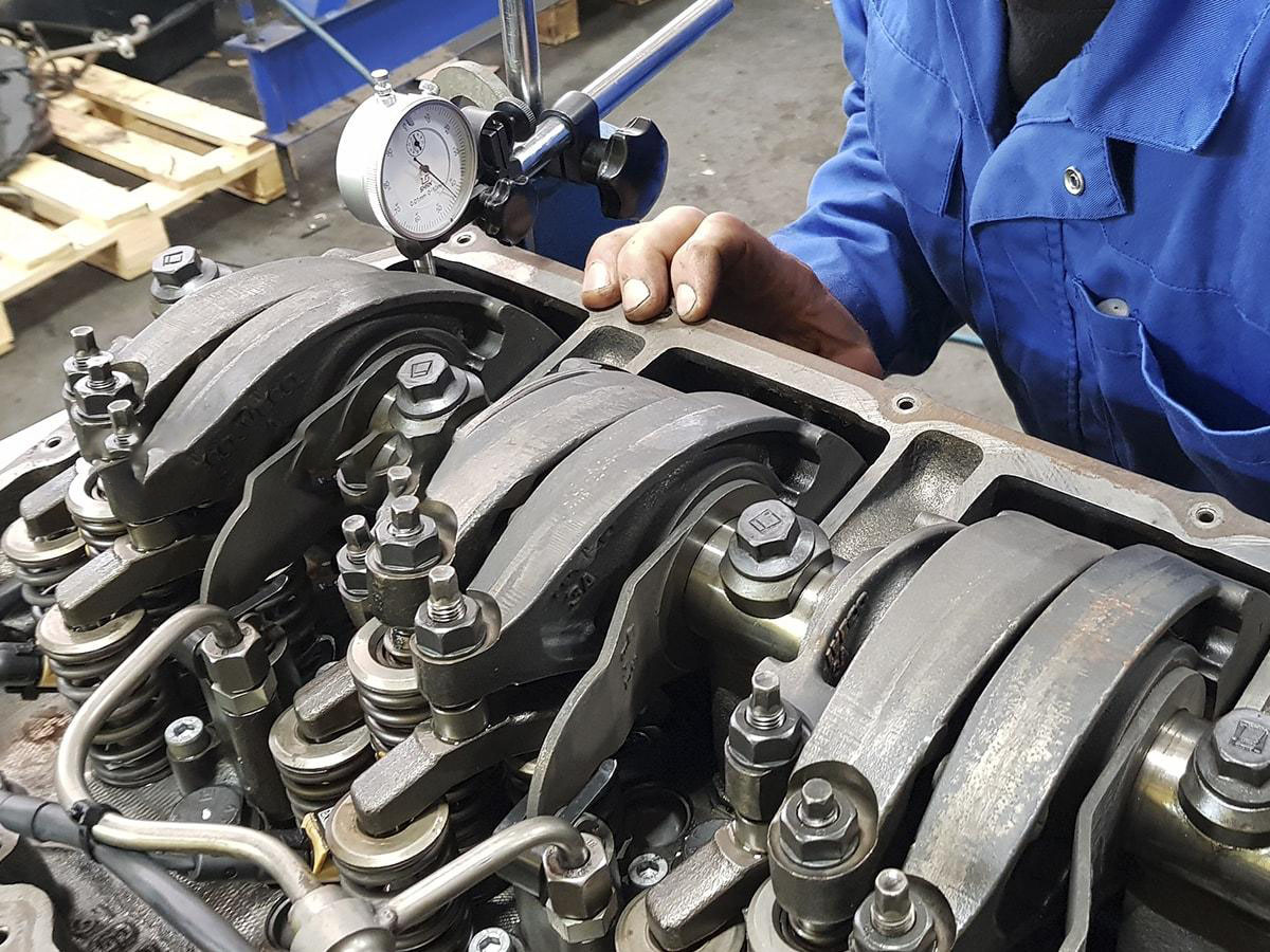 ремонт двигателя грузовика. техобслуживание двигателя. капитальный ремонт двигателя. ремонтные боксы для спецтехники. цех по ремонту грузовых автомобилей.