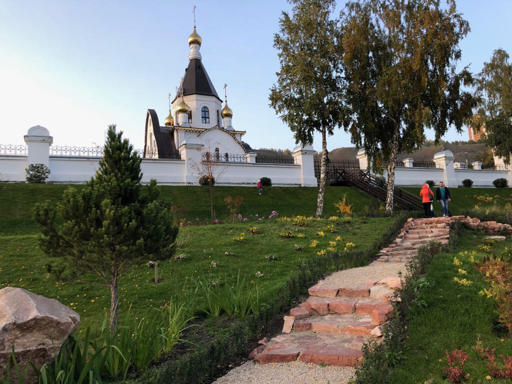 Монастырь около. Свято-Успенский монастырь Красноярск. Успенский монастырь Красноярск. Свято-Успенский монастырь Красноярск набережная. Успенский мужской монастырь Красноярск набережная.