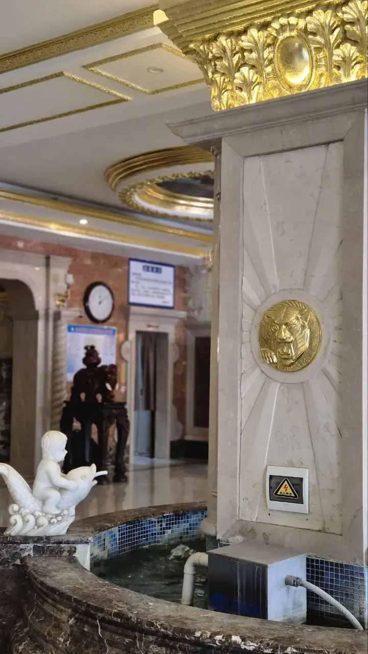 Фонтан и декор в холле гостиницы Порт