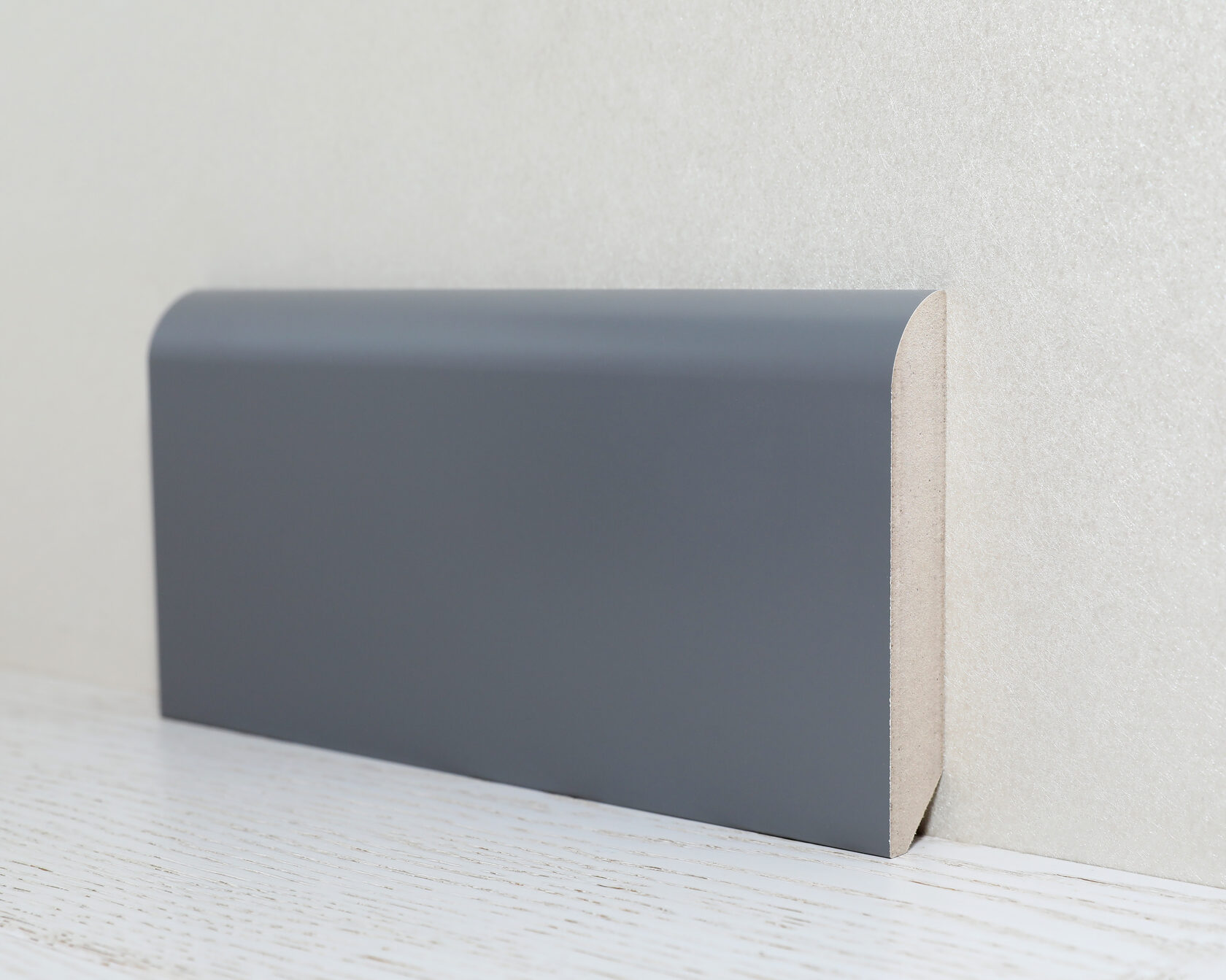 Крашеный плинтус из МДФ для защиты стен и придания стильного вида