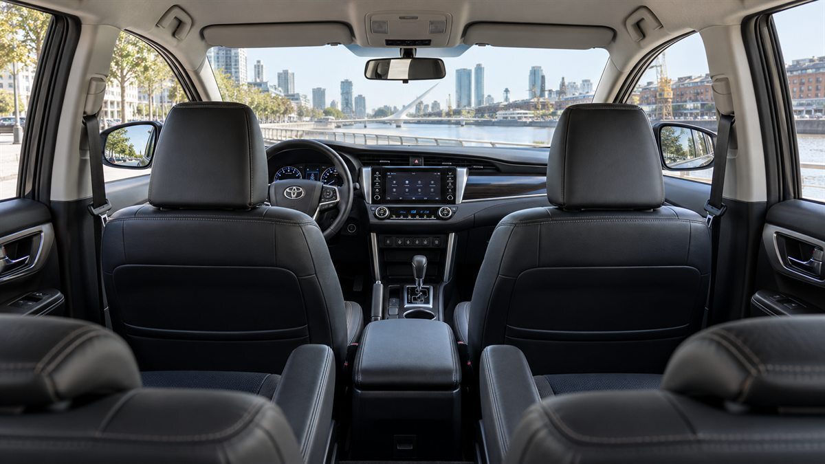 Toyota Innova SRV 2020 — серый, фото 4