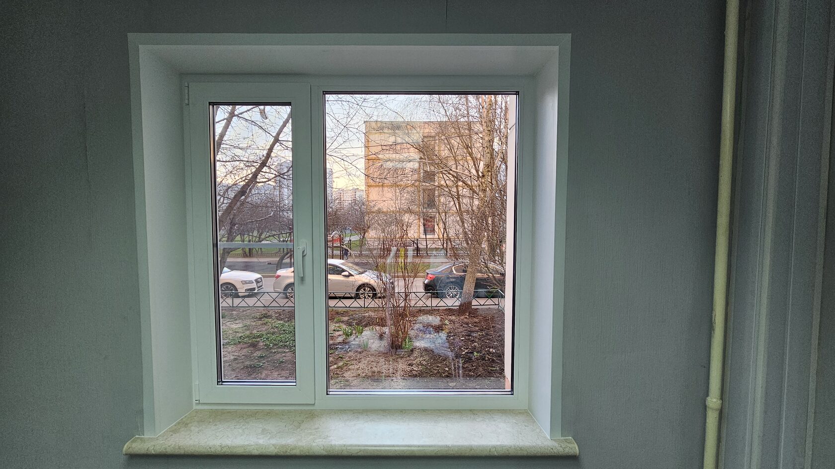 Как выглядит процесс демонтажа и установки окна и подоконника