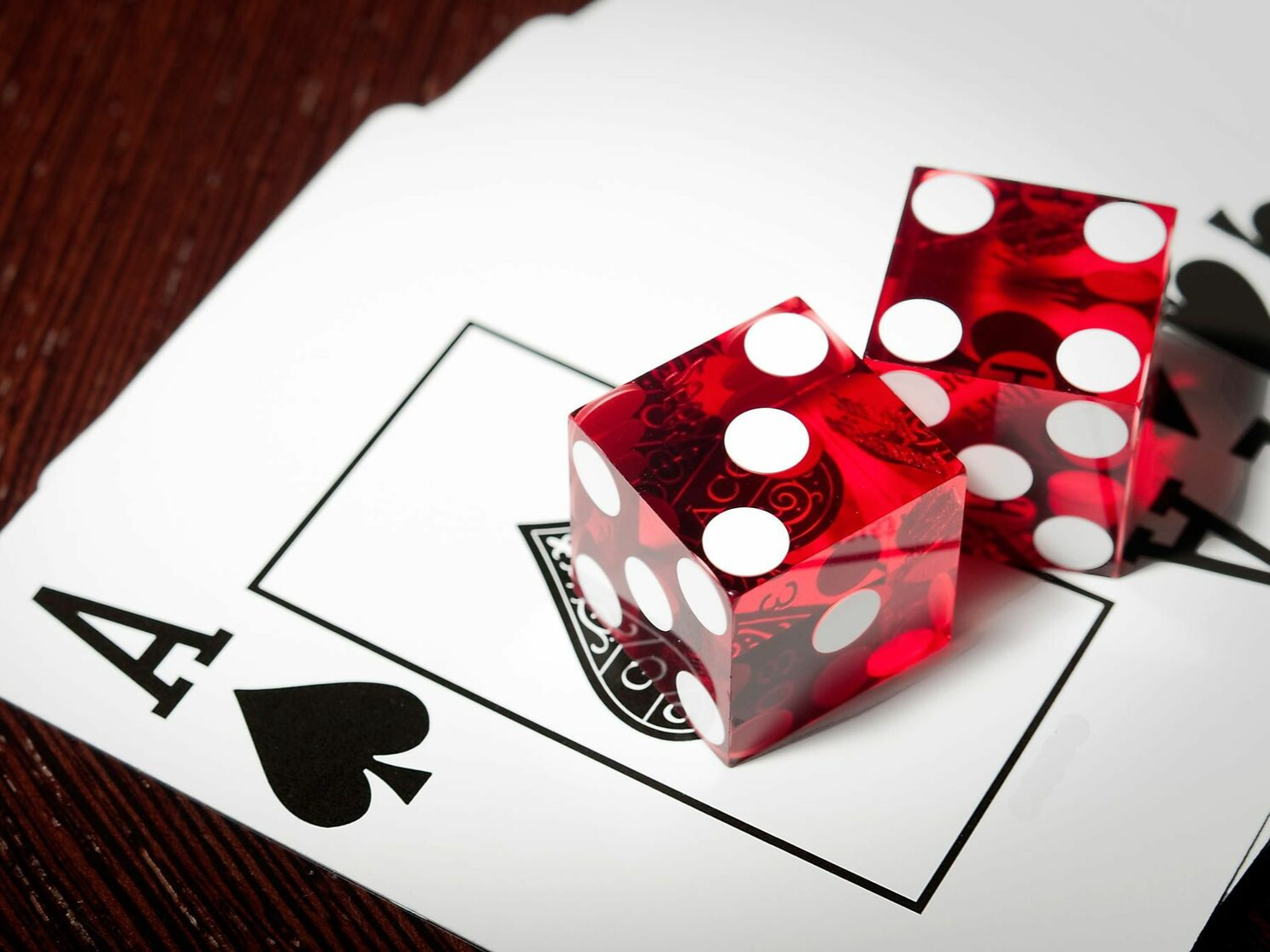 фото парня и девушки на романтическом свидании в публичном месте