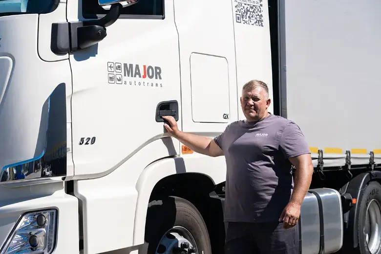 Водитель Major Auto Trans у тягача