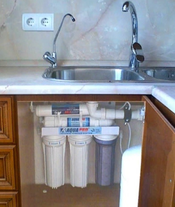 Установка фильтра для воды под мойку аквафор. Системы очистки воды на кухню под мойку. Установка фильтра под мойку. Обслуживание фильтров для воды. Как установить фильтр для воды под мойку.