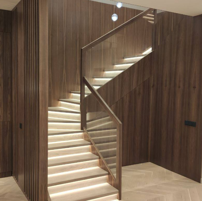 деревянная лестница с подсветкой и стеклянными перилами