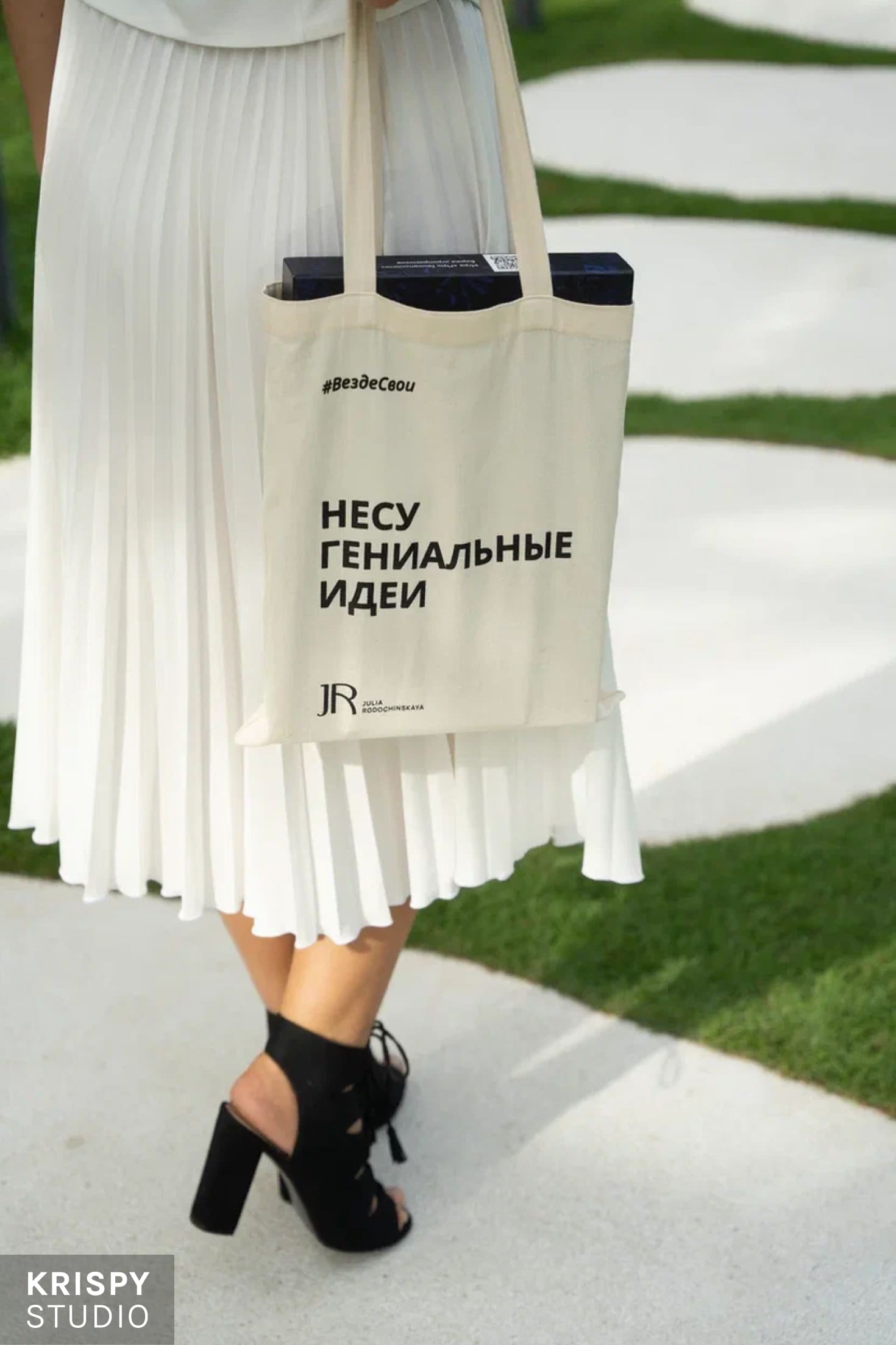 Фотосессия бизнес-леди на фоне океана, роскошный ресторан