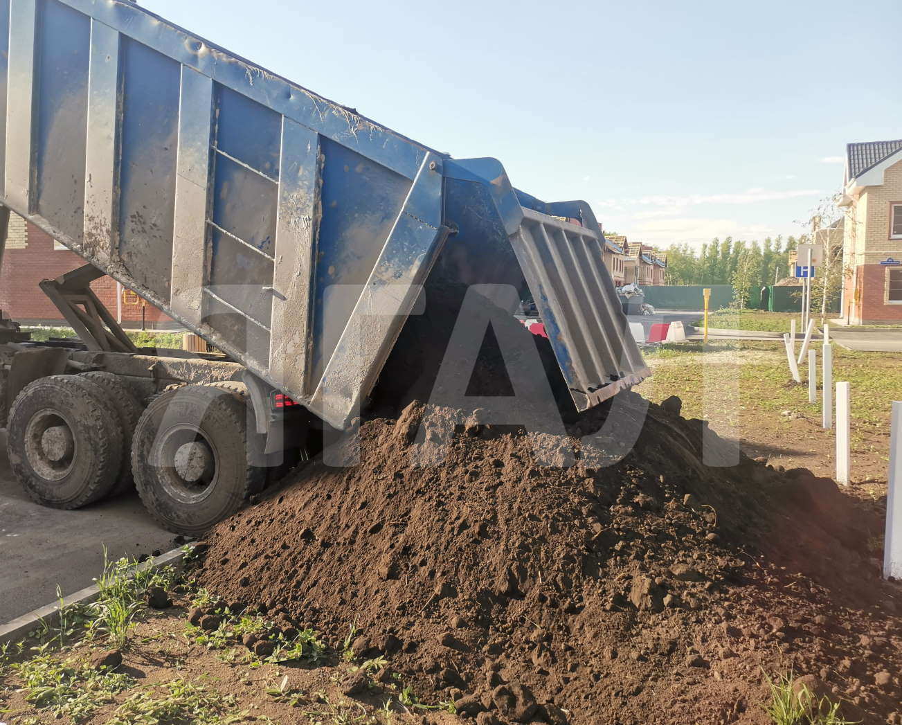 Купить чернозем с доставкой по цене за 1 куб. | Доставка чернозема на заказ  в Тюмени | Компания Ягал