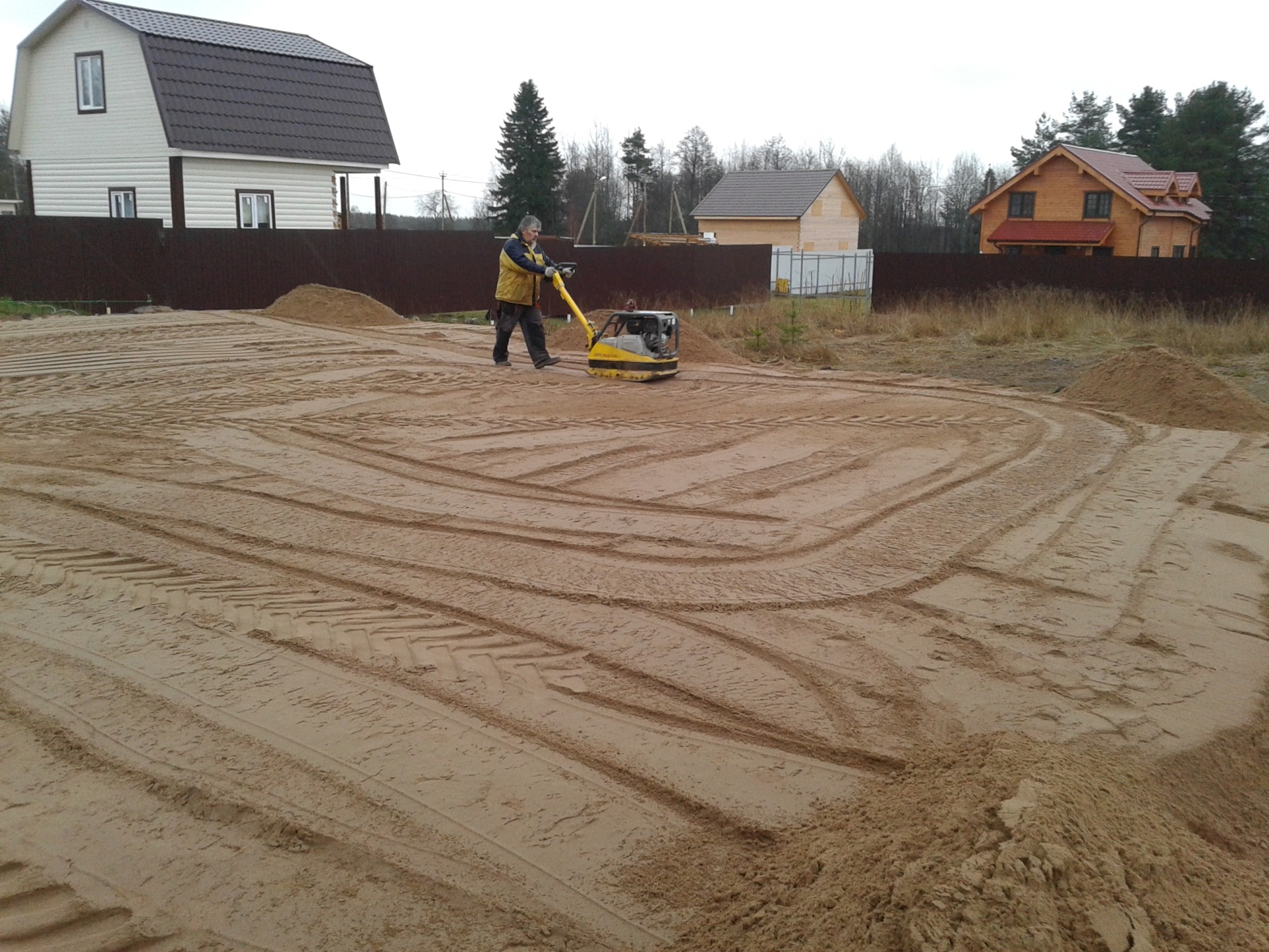 Отсыпка участка. Песок на участке. Выравнивание отсыпка. Отсыпать участок. Выравнивание отсыпка.