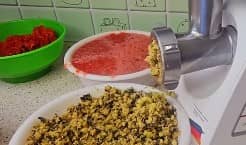 Приготовление икры из баклажанов на зиму через мясорубку: шаг 7