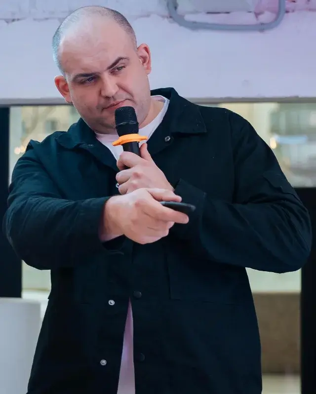 Евгений Федулов выступает с микрофоном