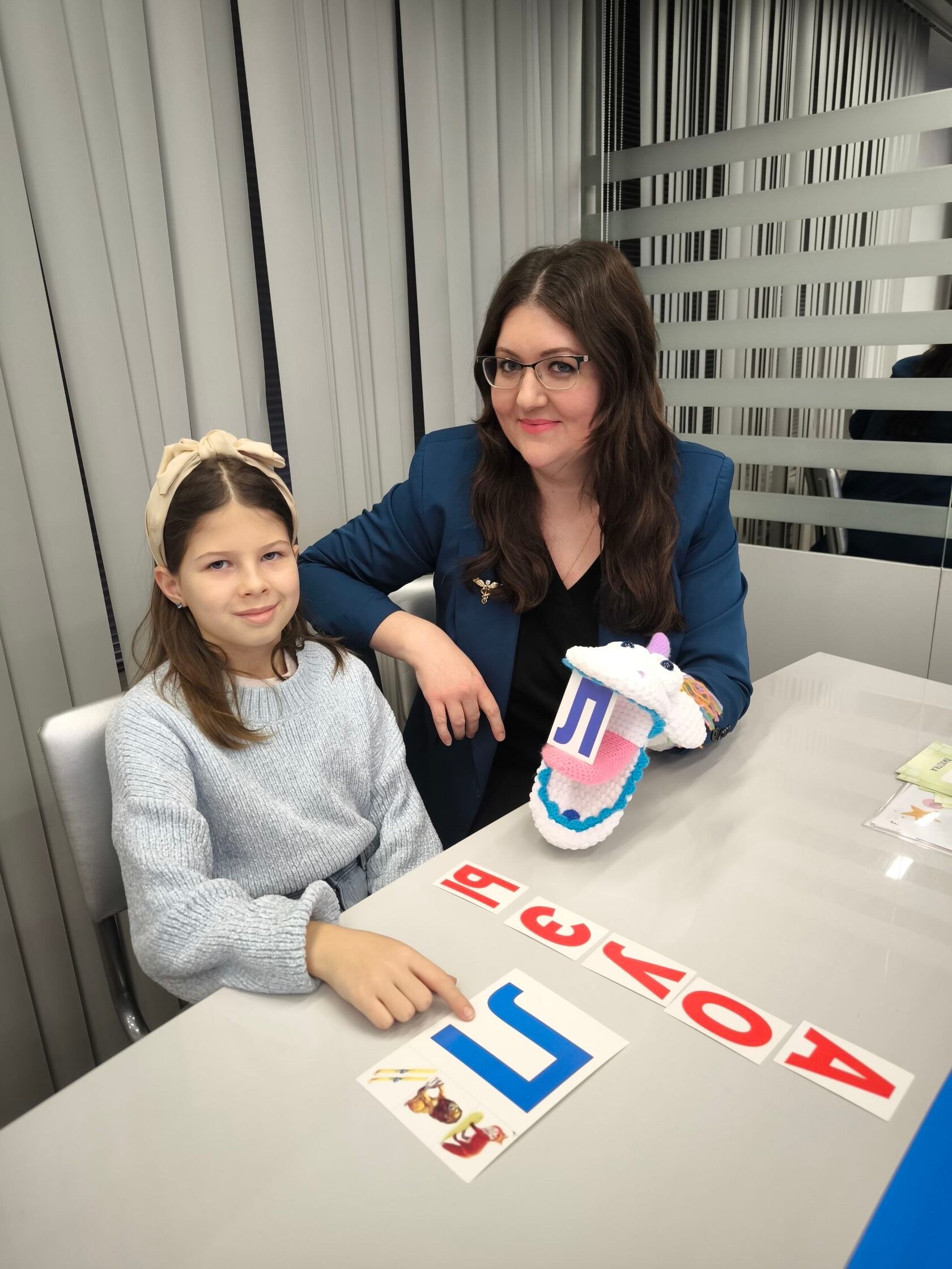 Занятие — логопед и девочка с игрушкой